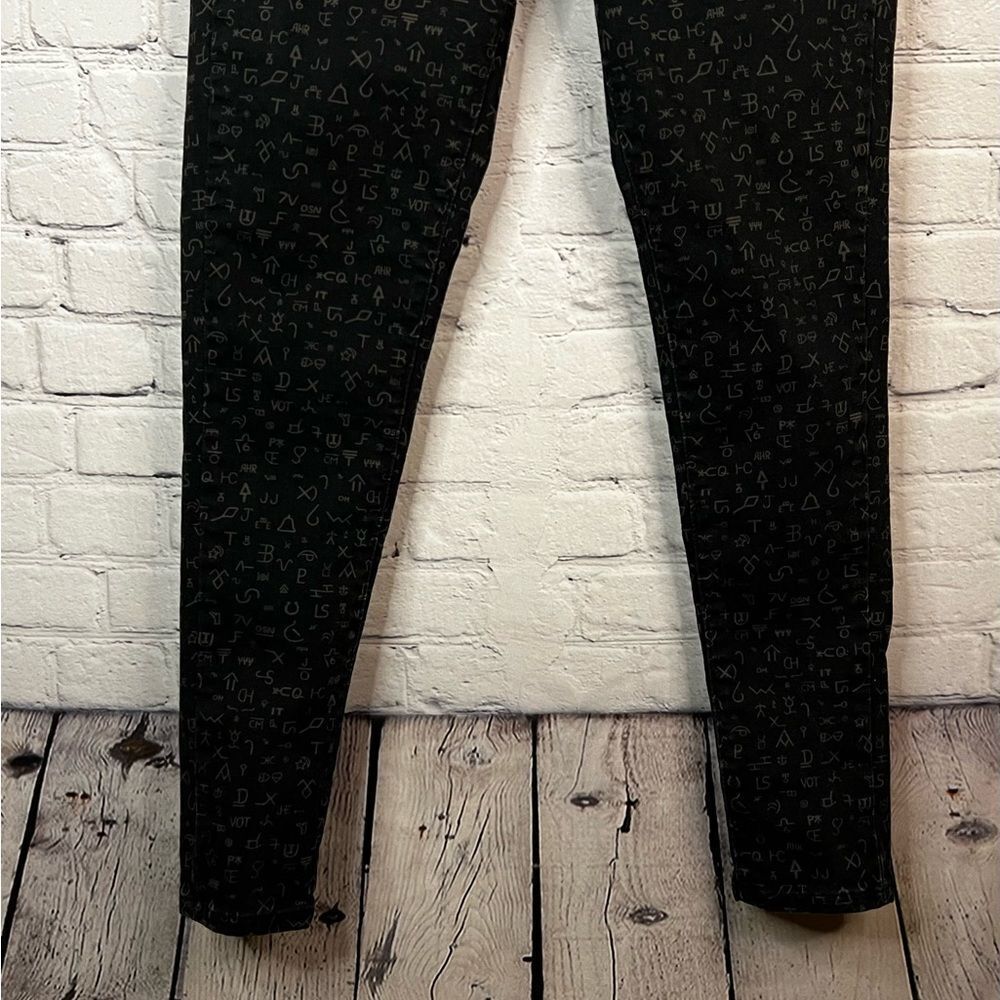 Levi's Legging Fit Skinny Mid Rise Jeans Black Grey Symbols Woman's size 31x30 - Picture 4 of 10